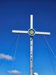 ein weiß-blaues Schild mit einem Kreuz oben drauf